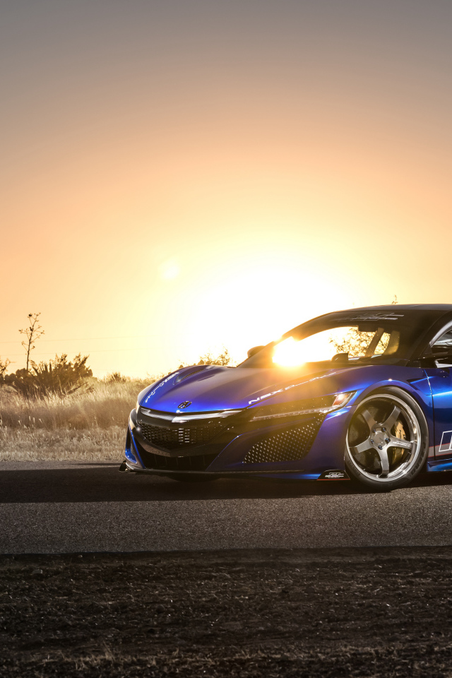 Синий спорткар Acura NSX, 2017 на фоне яркого солнца