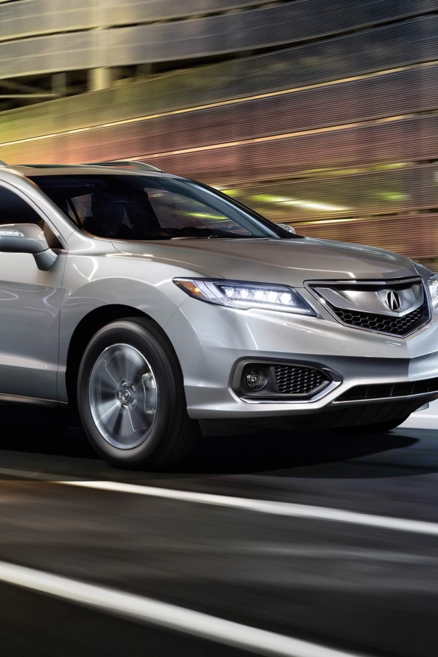 Серебристый внедорожник Acura RDX, 2018 на скорости