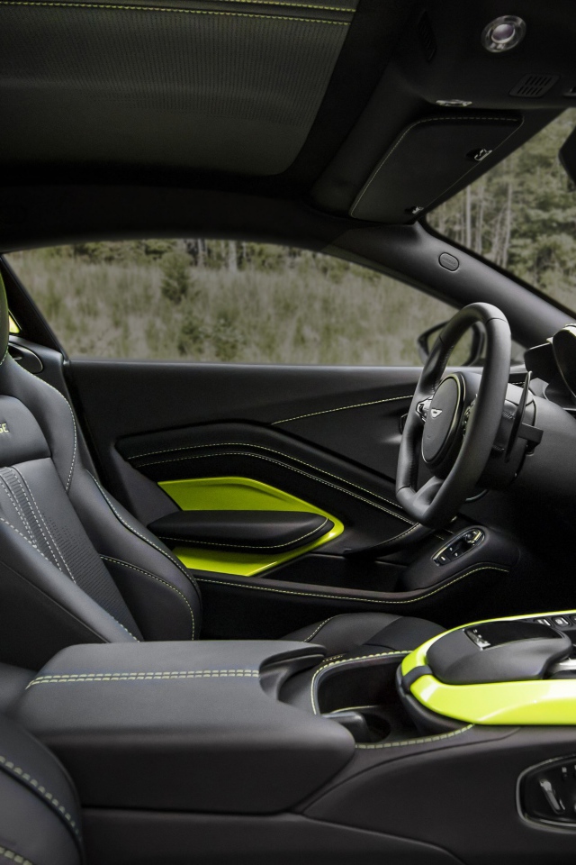 Черный кожаный салон автомобиля Aston Martin Vantage, 2018