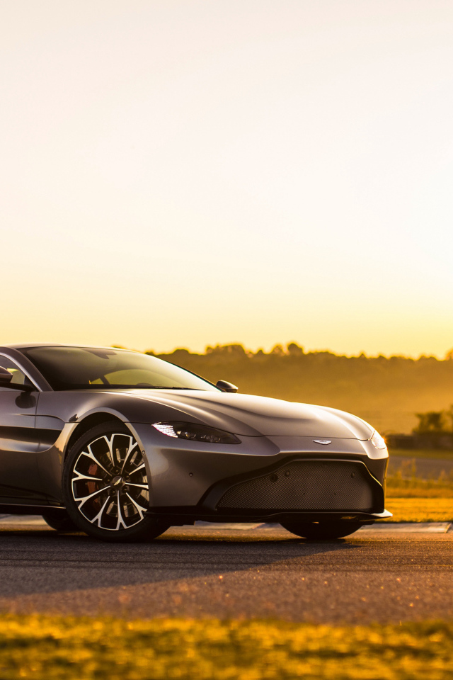 Спортивный автомобиль Aston Martin Vantage, 2018 в лучах солнца