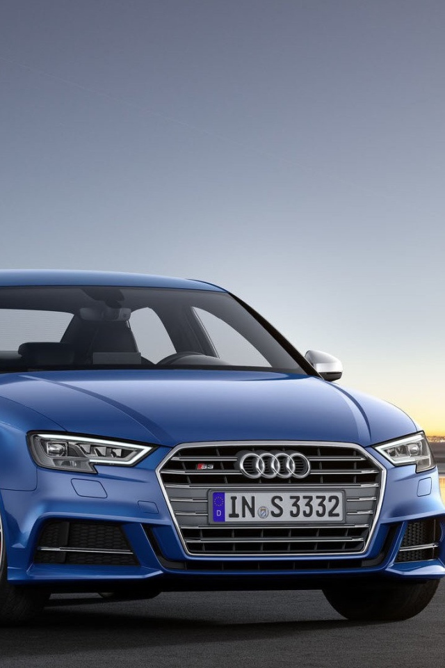 Синий Audi A3 модель 2017 года