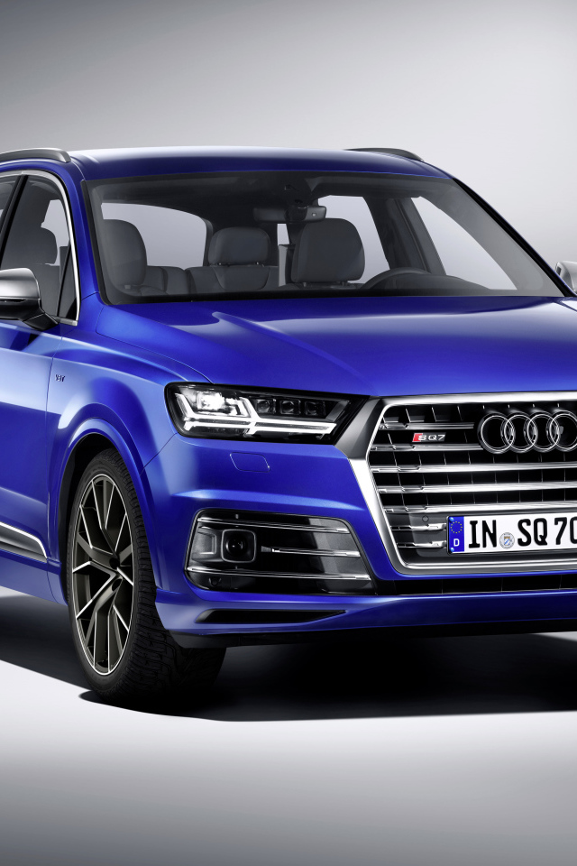 Синий автомобиль Audi  SQ7 