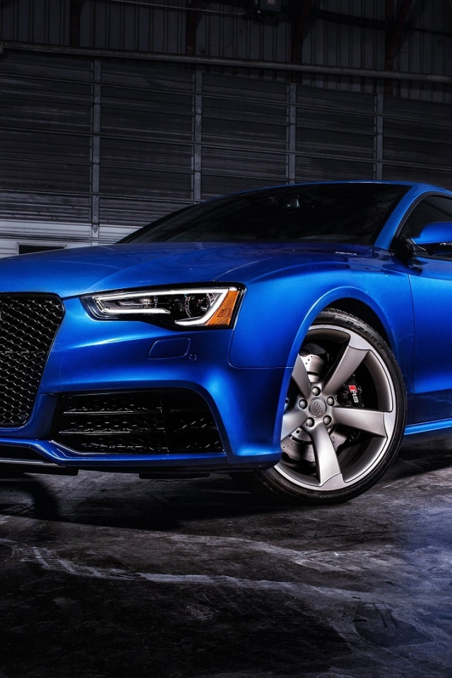 Синий спортивный автомобиль Audi RS5 