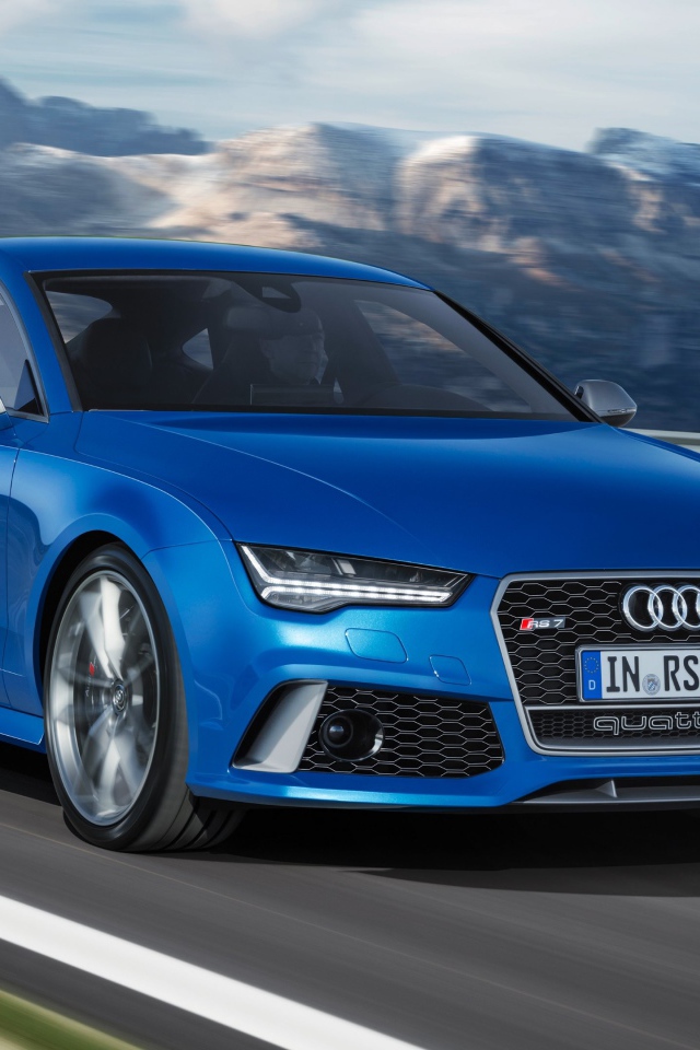 Автомобиль Audi RS7 синего цвета на трассе 