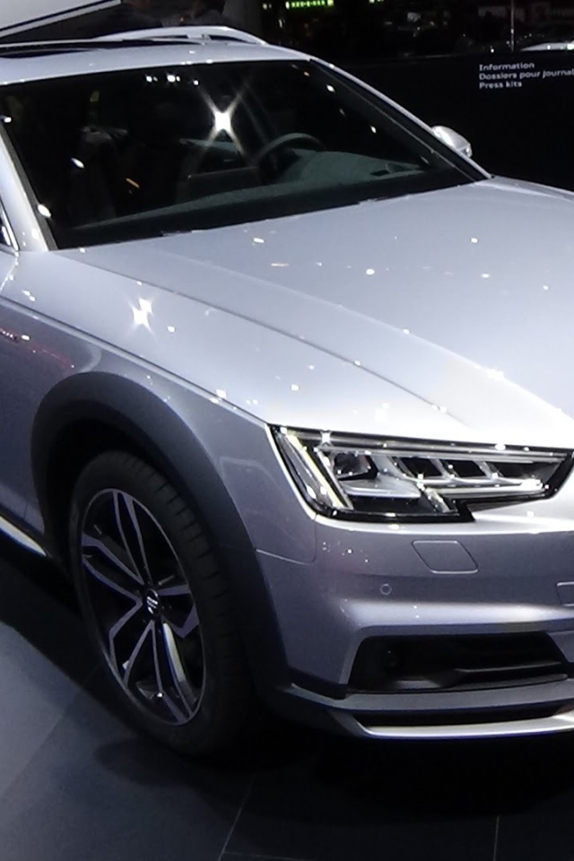 Серебристый Audi A4 2017