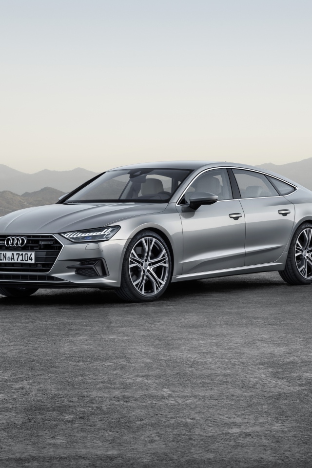 Стильный серебристый автомобиль Audi A7