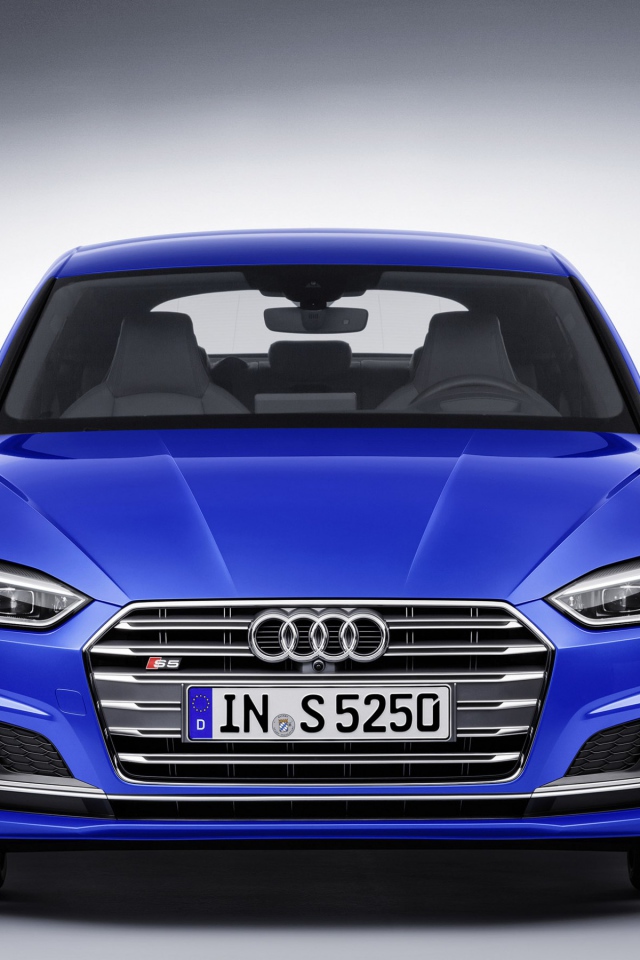 Голубой автомобиль  Audi S5 Sportback, 2018 вид спереди