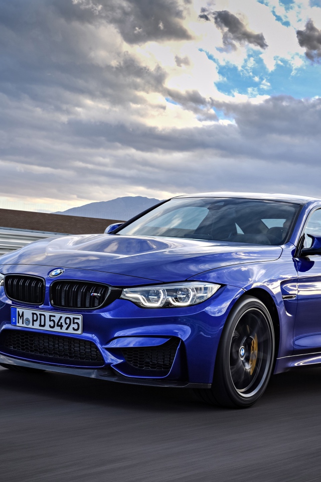 Синий автомобиль BMW M4 на фоне неба 