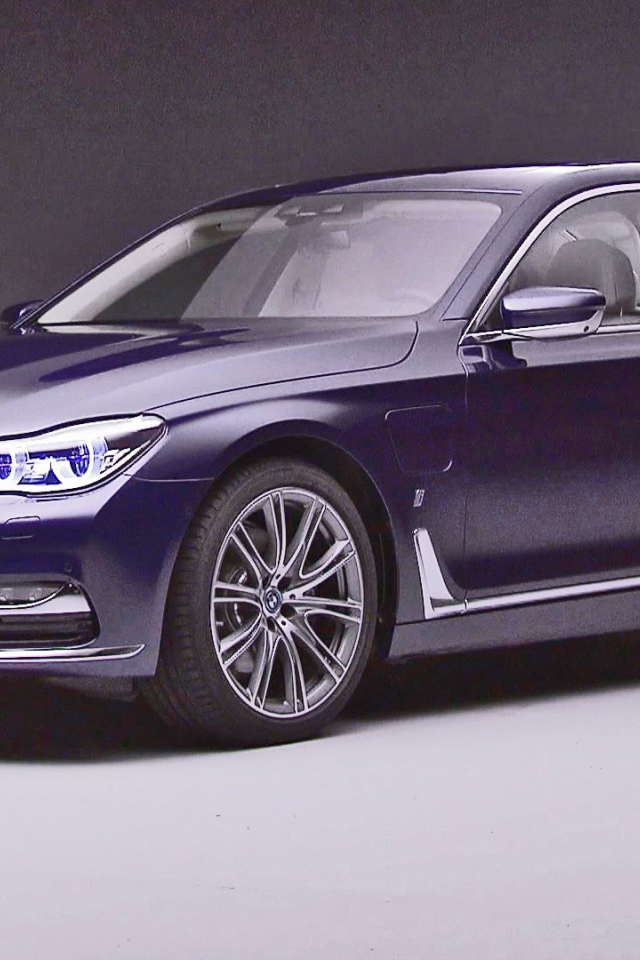 Фиолетовый BMW Individual 7 модель 2017 года