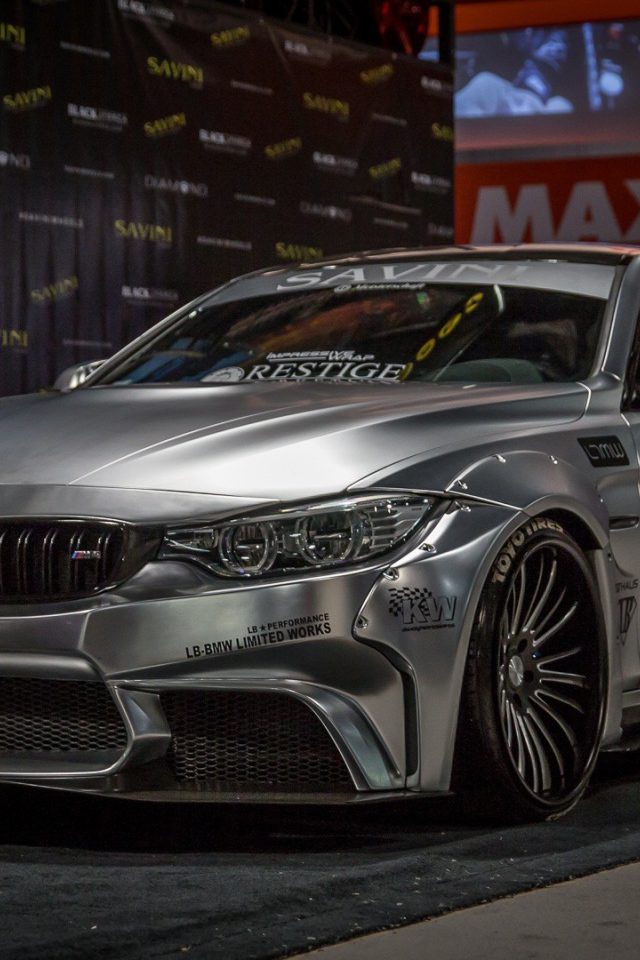 Серебристый автомобиль BMW M4
