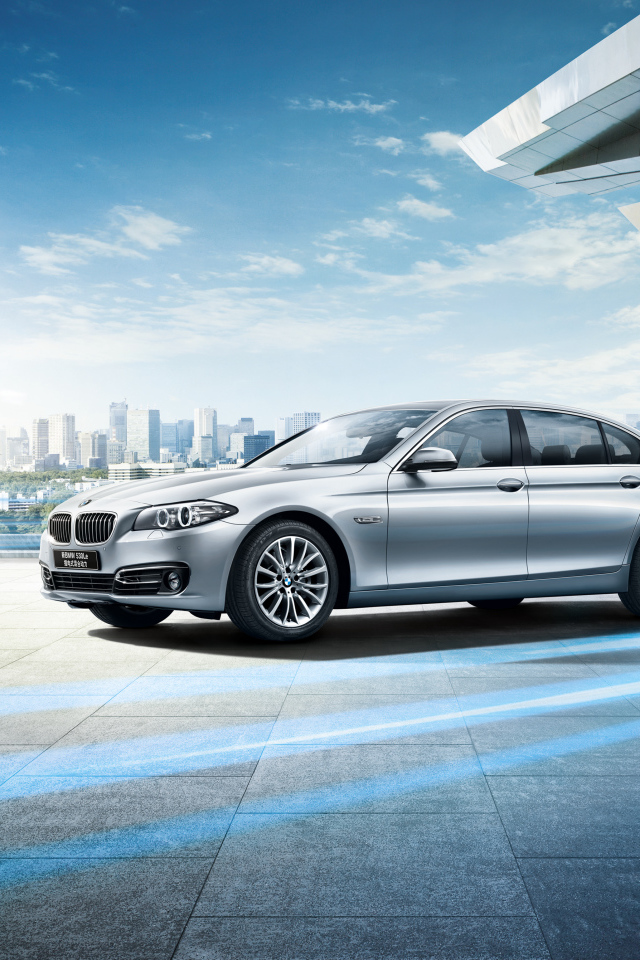 Серебристый немецкий автомобиль седан BMW F18