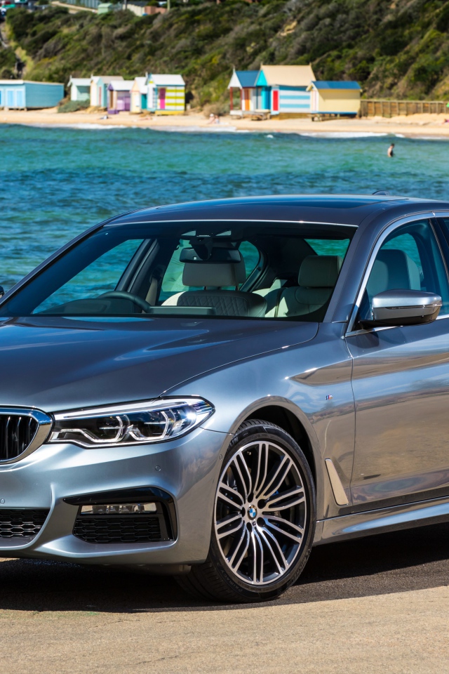 Серебристый автомобиль BMW  530i Sedan M, 2017 