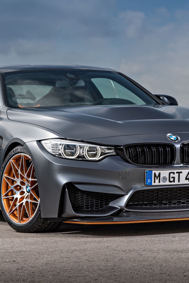 Серебристый автомобиль BMW M4 GTS, 2017 