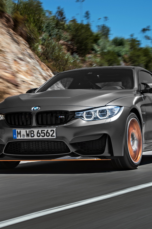 Серебристый стильный автомобиль BMW M4 на трассе 