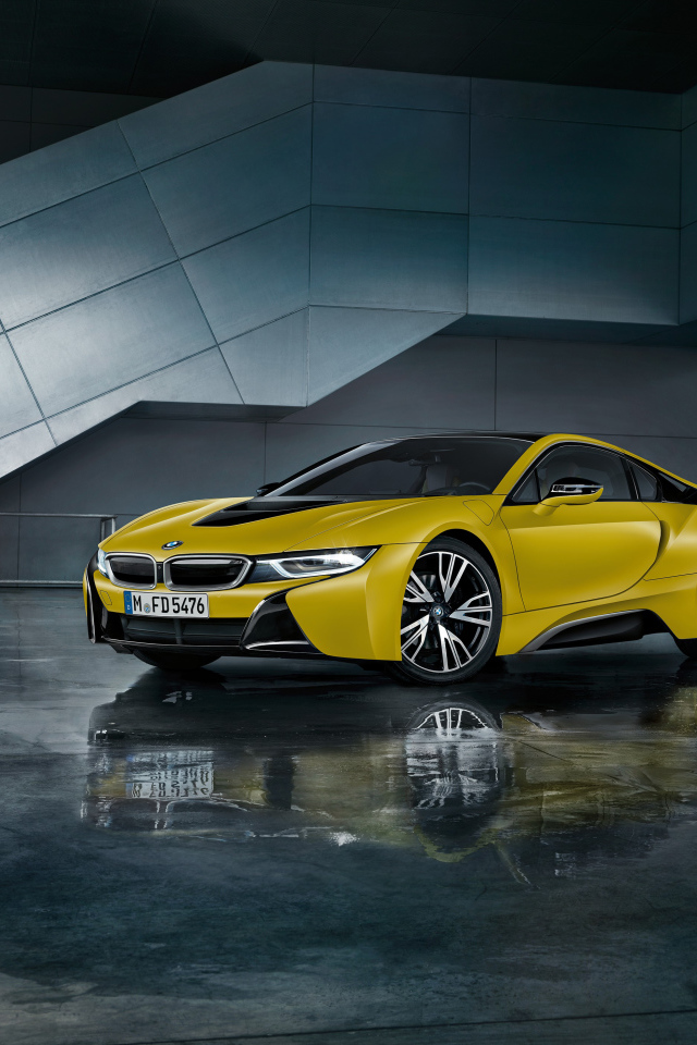 Желтый электромобиль BMW i8, 2017 года 