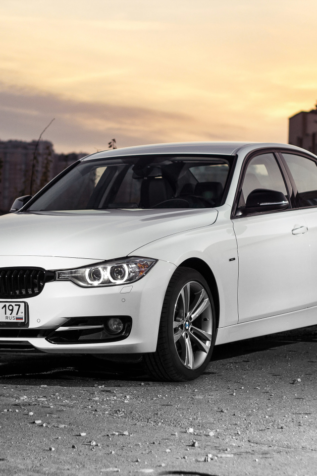 Белый стильный автомобиль BMW 3 Series