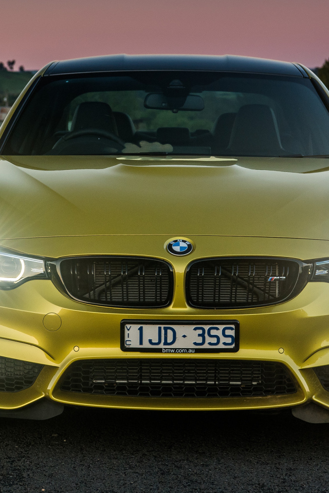 Автомобиль BMW M3, 2018 с включенными фарами