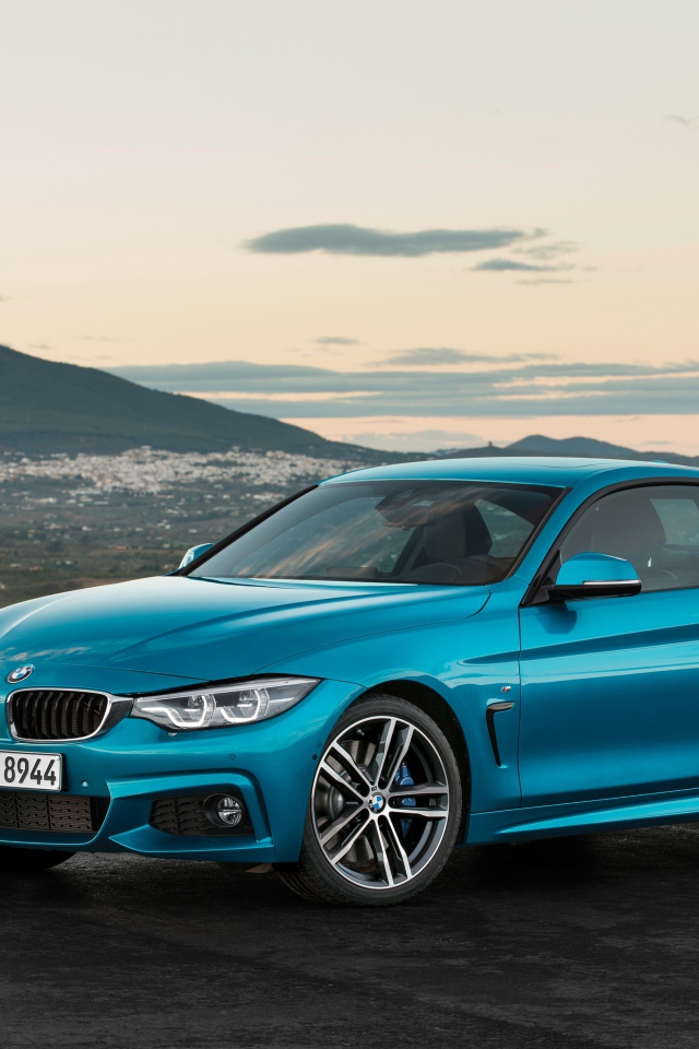 Синий автомобиль  BMW 4 Series на фоне горизонта