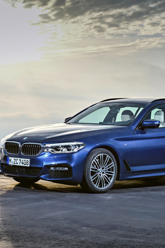 Синий автомобиль BMW 530d xDrive M Sport, 2017 в лучах солнца 