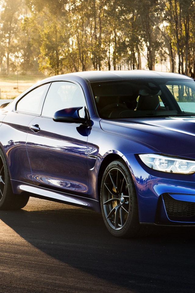 Синий автомобиль  BMW M4 CS, 2018