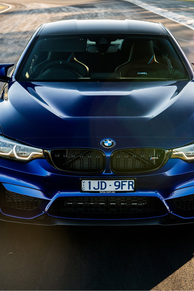 Синий стильный автомобиль BMW M4 CS, 2018 вид спереди