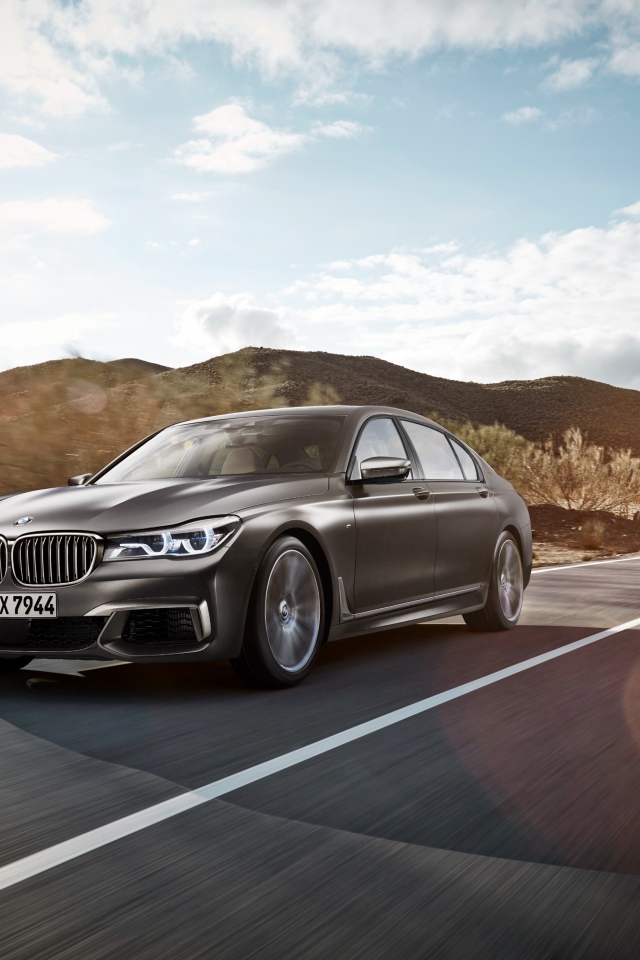 Автомобиль BMW M760Li xDrive, 2017  на скорости