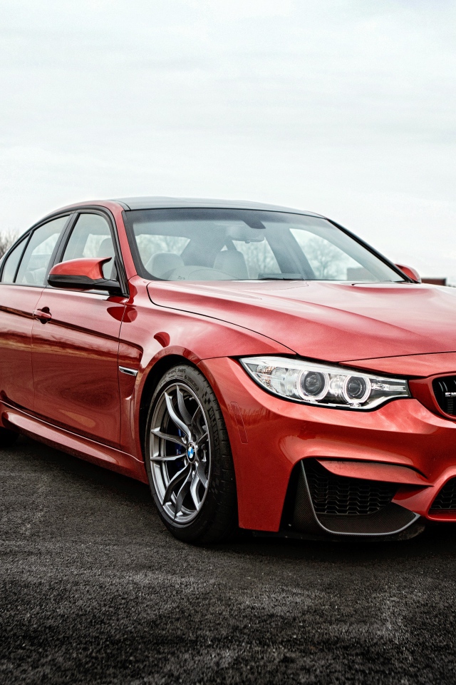 Красный немецкий автомобиль BMW F80