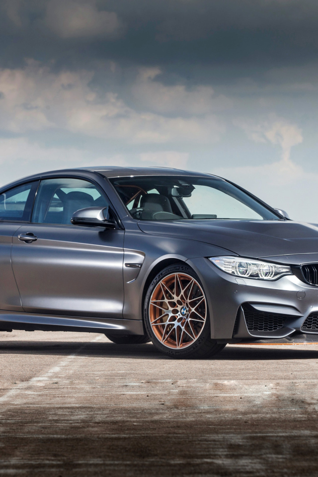 Серебристый стильный автомобиль BMW M4