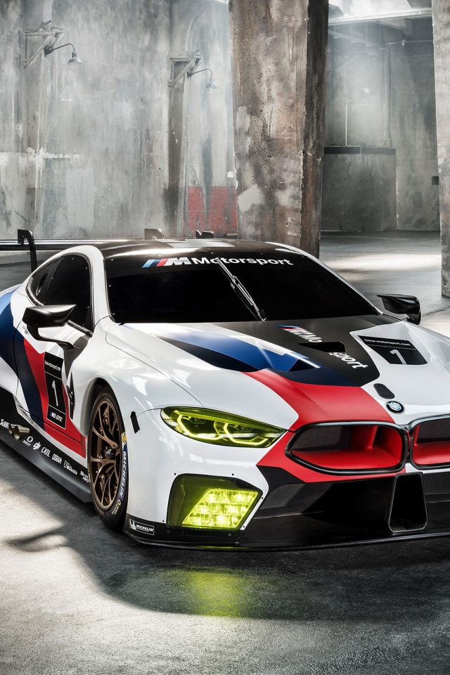 Спортивный автомобиль BMW M8, 2018