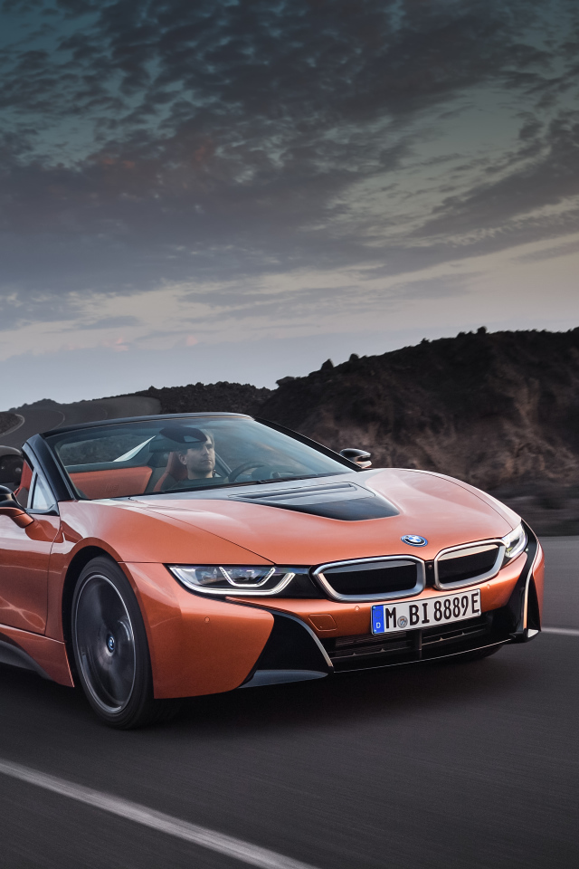 Спортивный автомобиль BMW i8 Roadster, 2018 на трассе