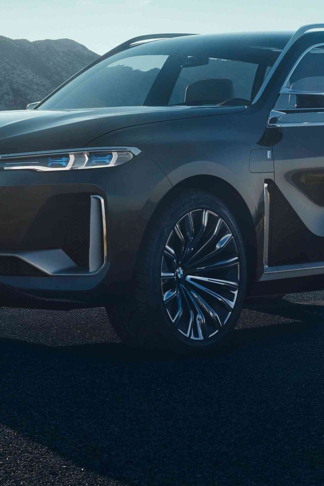 Стильный черный внедорожник BMW X7, 2018