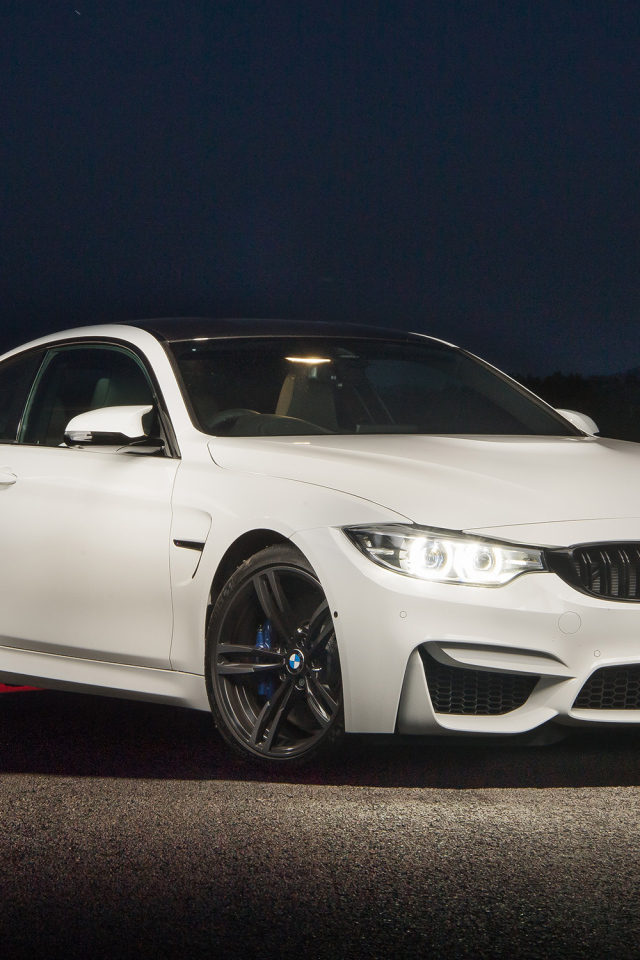 Белый автомобиль BMW M4 Coupe Pure Edition с включенными фарами