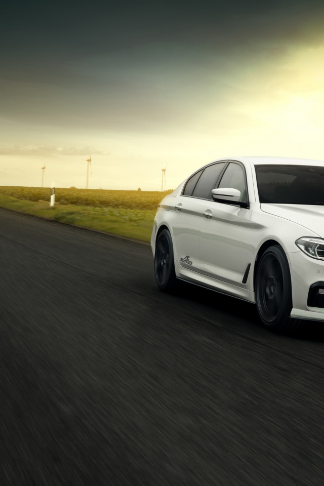 Белый автомобиль BMW AC Schnitzer ACS5, 2018 на трассе