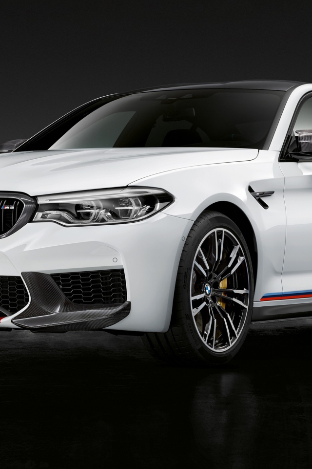 Белый автомобиль BMW M5 M Performance Parts, 2018