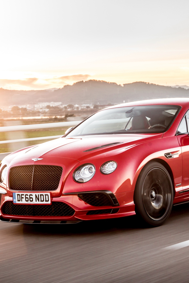 Красный автомобиль  Bentley Continental Supersports на трассе 