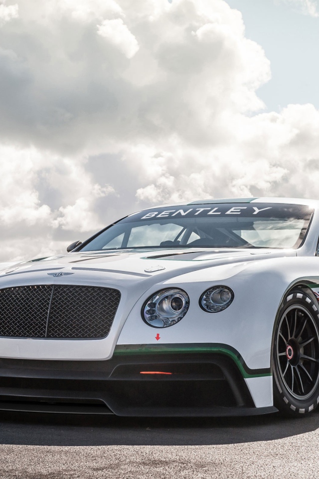 Гоночный автомобиль Bentley Continental GT3 на трассе