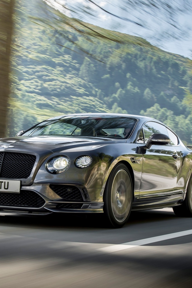 Черный стильный автомобиль Bentley Continental Gt на трассе 