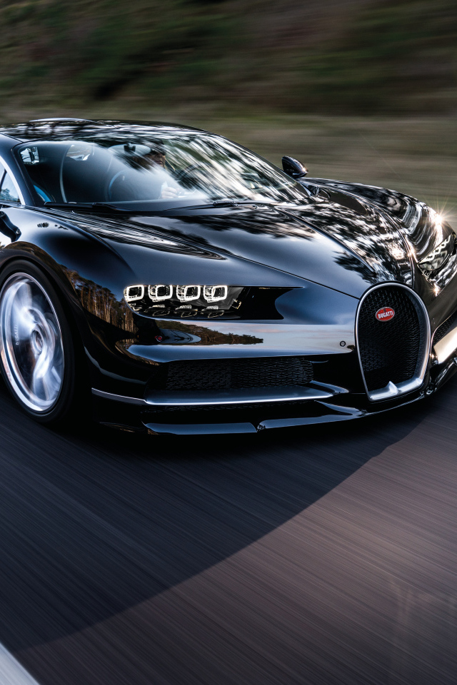 Черный быстрый автомобиль Bugatti Chiron на трассе