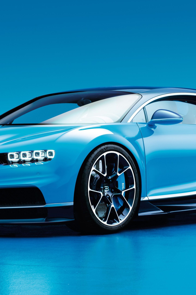 Голубой спортивный автомобиль Bugatti Хирон на голубом фоне