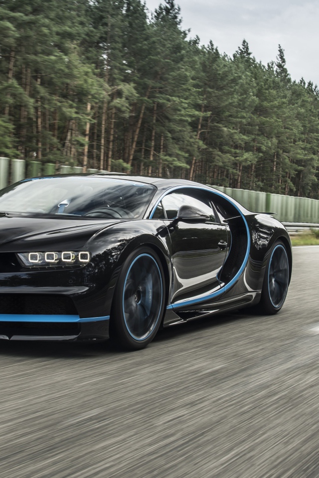 Спортивный автомобиль Bugatti Chiron на скорости
