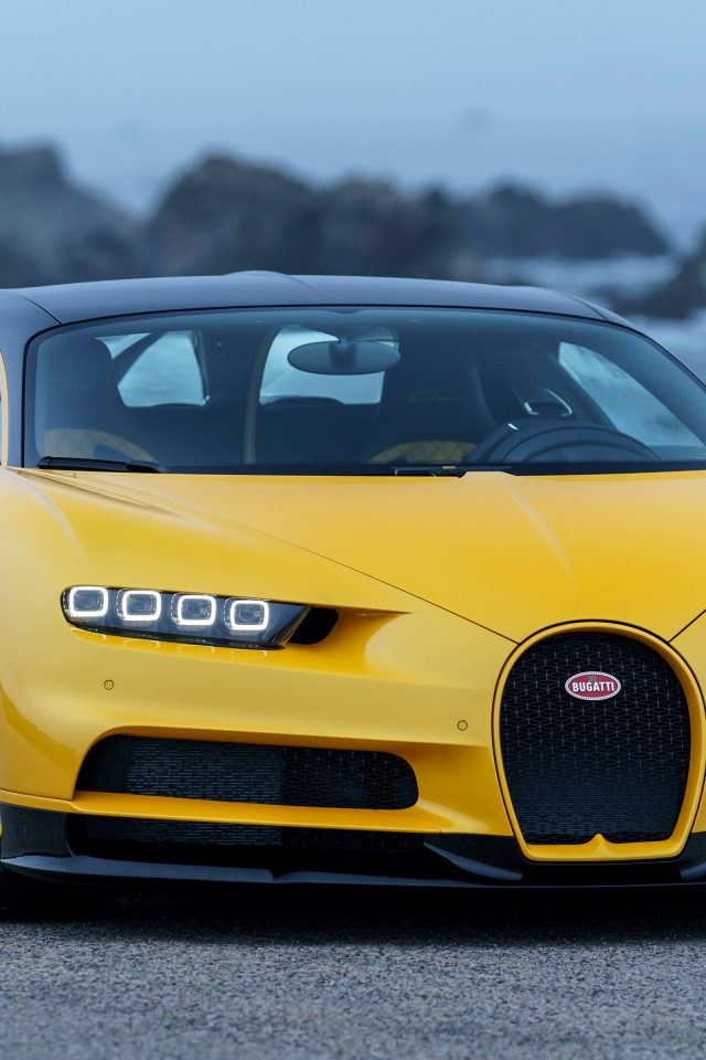 Желтый спортивный автомобиль Bugatti Chiron, 2018