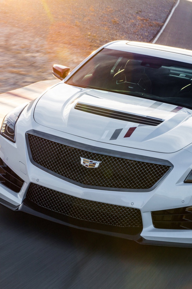 Белый автомобиль Cadillac CTS V, 2018