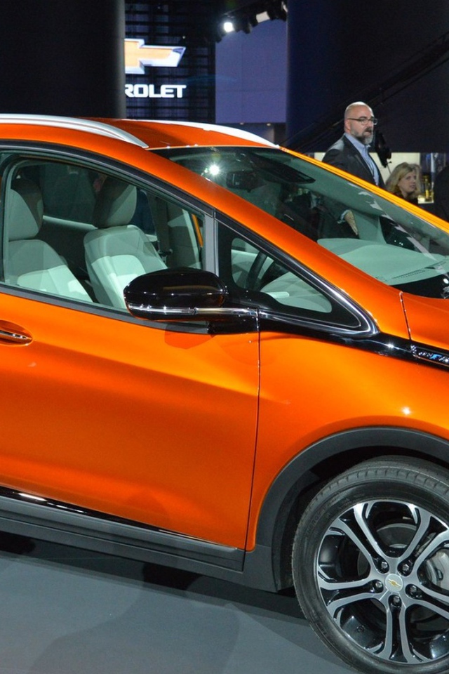 Оранжевый Chevrolet Bolt EV модель  2017 года 