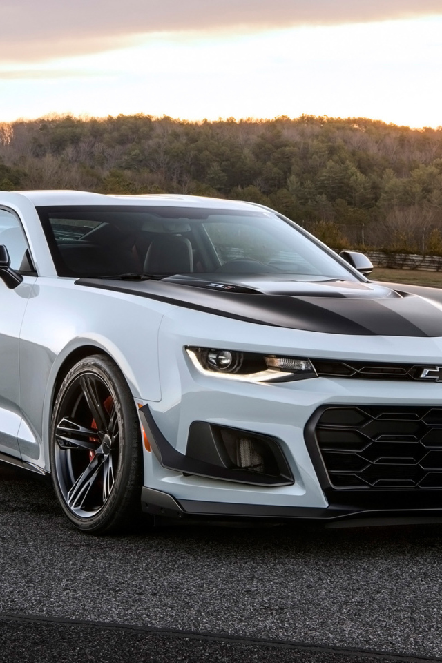 Автомобиль Chevrolet Camaro ZL1  на фоне закатного неба