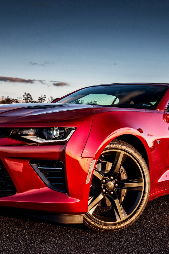 Красный стильный автомобиль Chevrolet Camaro