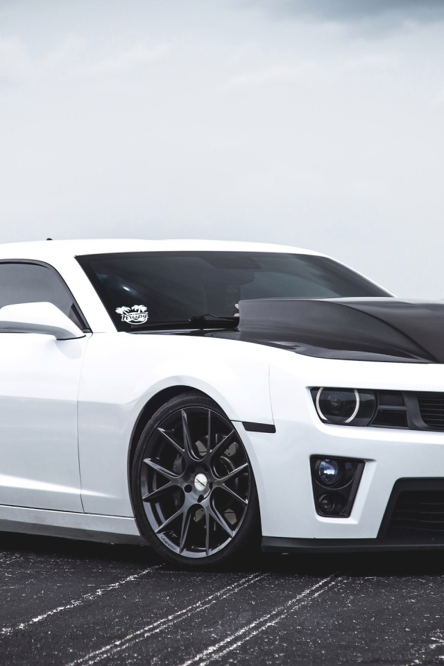 Белый спортивный автомобиль Chevrolet Camaro SS 