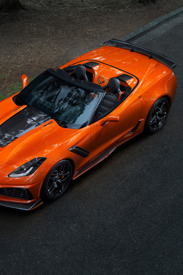 Оранжевый автомобиль кабриолет Chevrolet Corvette ZR1, 2019