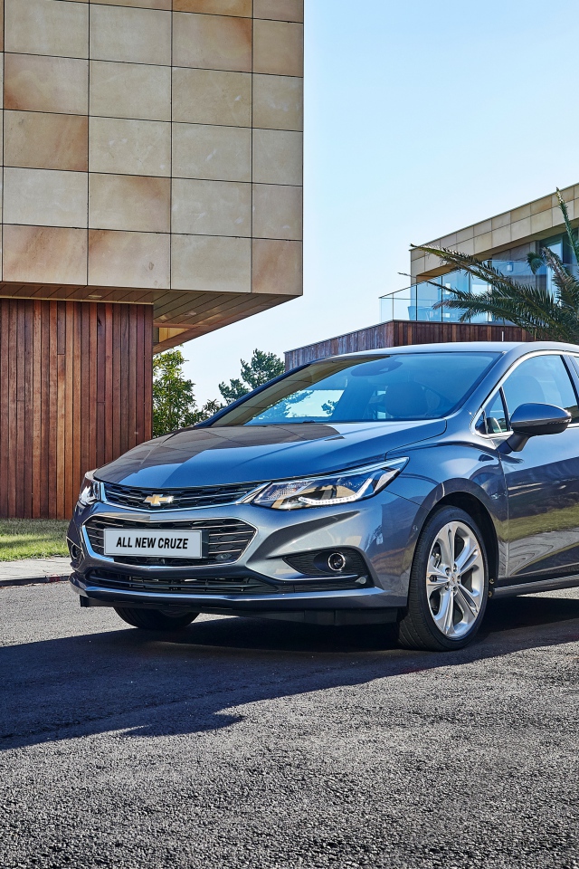 Автомобиль Chevrolet Cruze серебристого цвета 