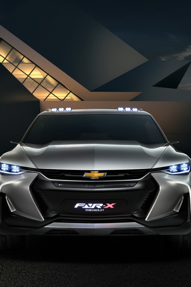 Серебристый автомобиль Chevrolet FNR-X вид спереди