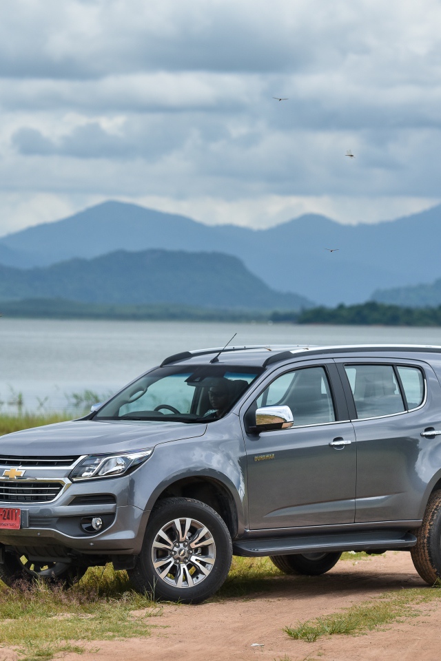 Серый автомобиль Chevrolet TrailBlazer, 2017 на фоне гор 